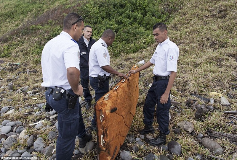 Thay hai vat the nghi manh vo cua MH370 duoi day bien-Hinh-9